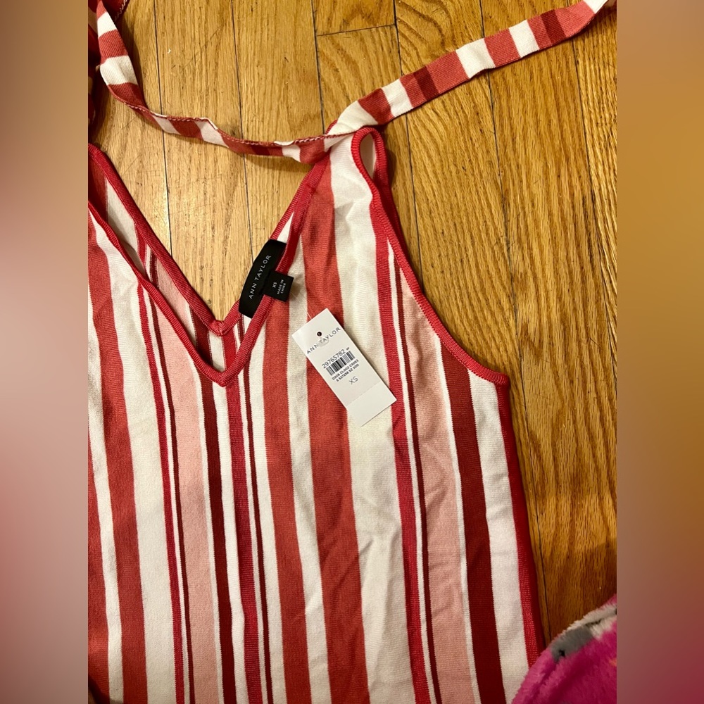 New Ann Taylor top. Stretches. Can fit xs and s